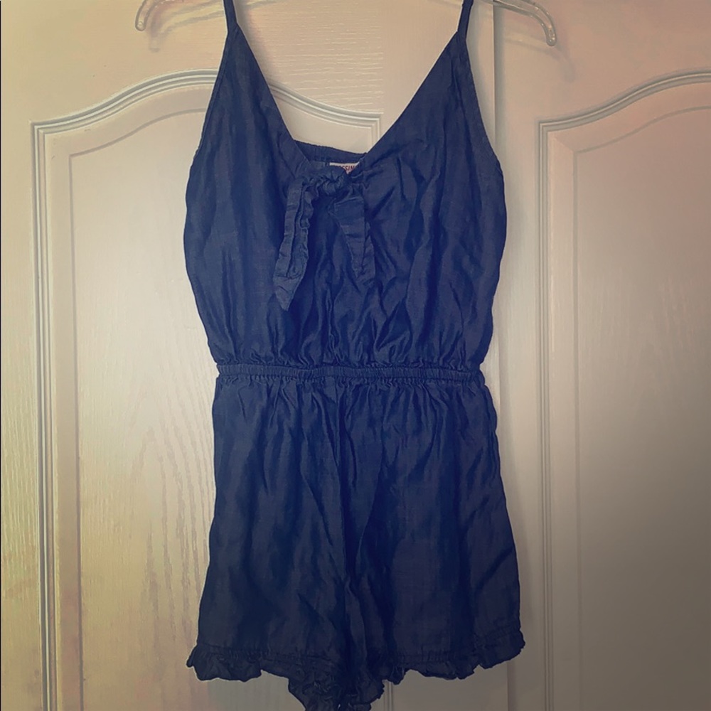 Trendy, wrinkle patterned romper